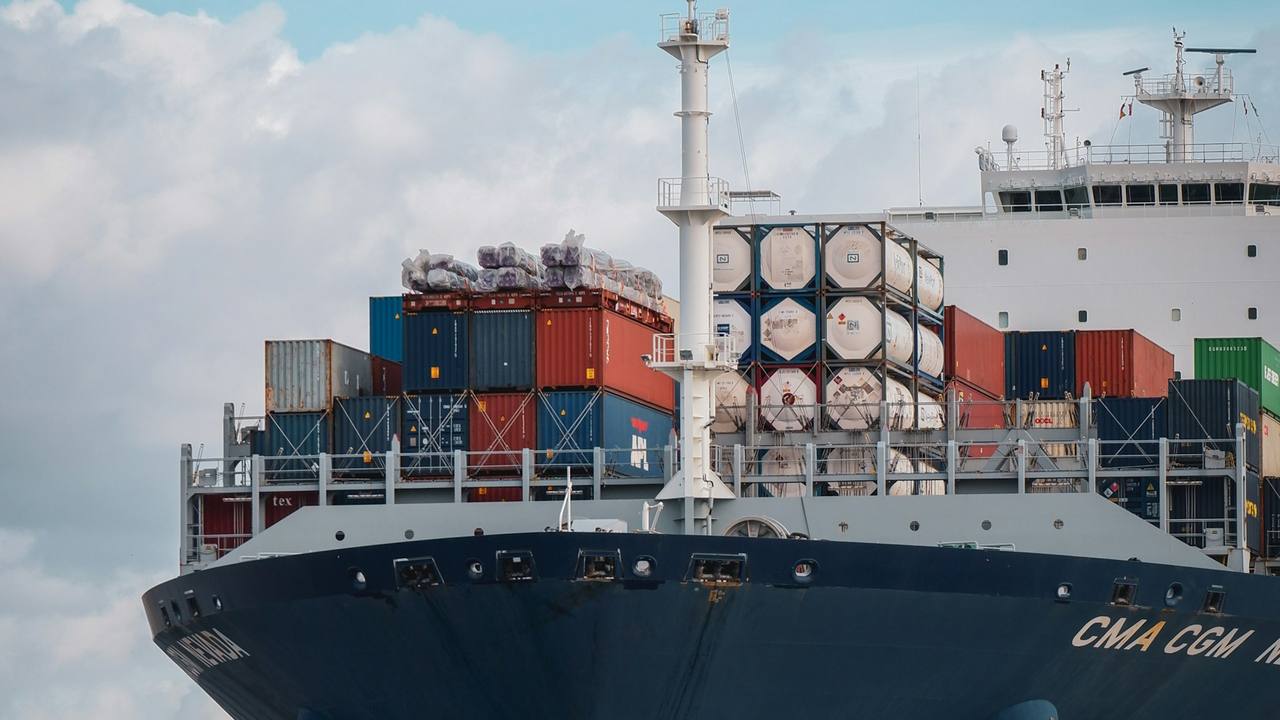 Buque portacontenedores transportando carga internacional