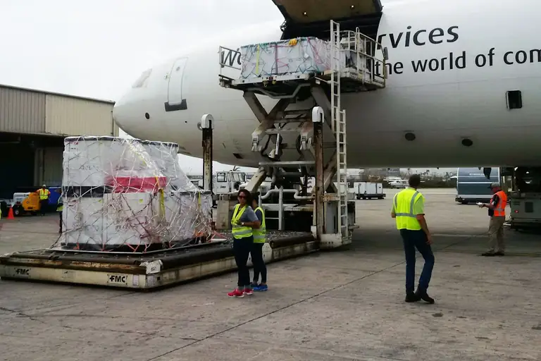 Carga siendo cargada en un avión de carga