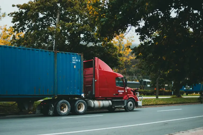 Camión transportando un contenedor por carretera