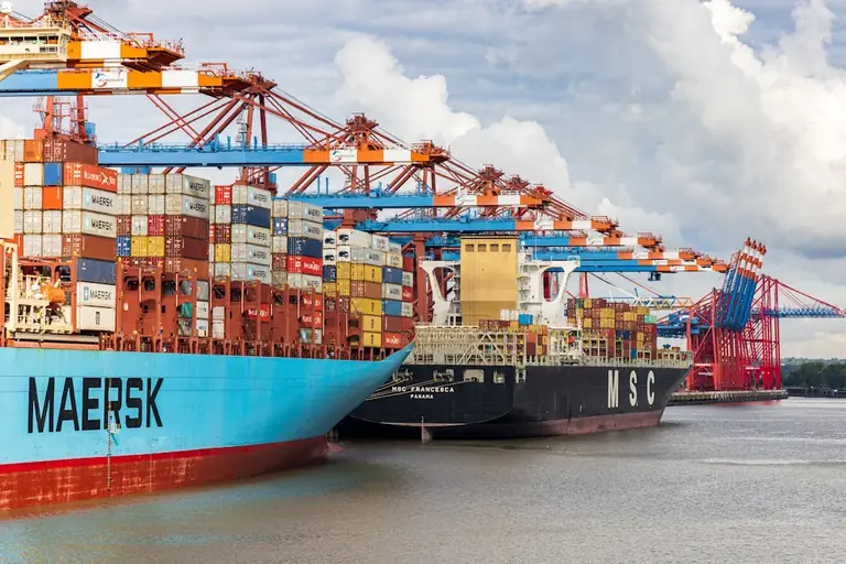 Contenedores y grúas en un puerto marítimo